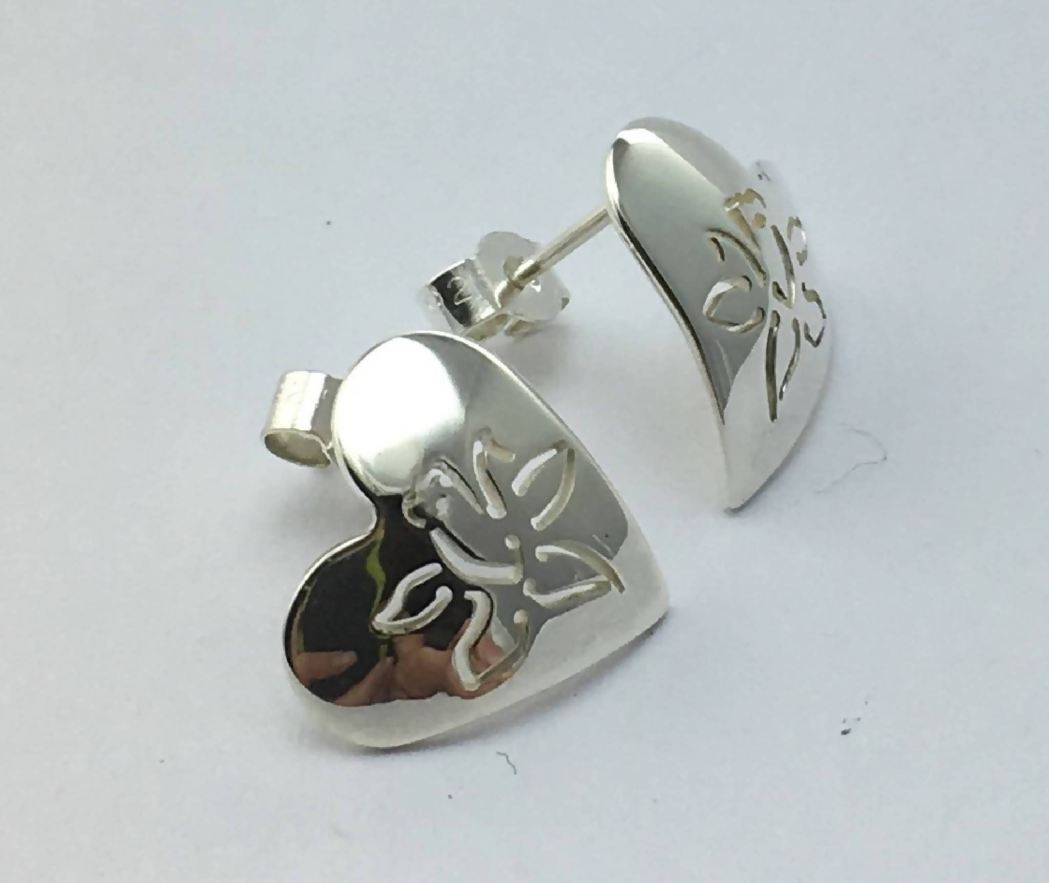 Heart shaped stud earrings with single Daffodil design