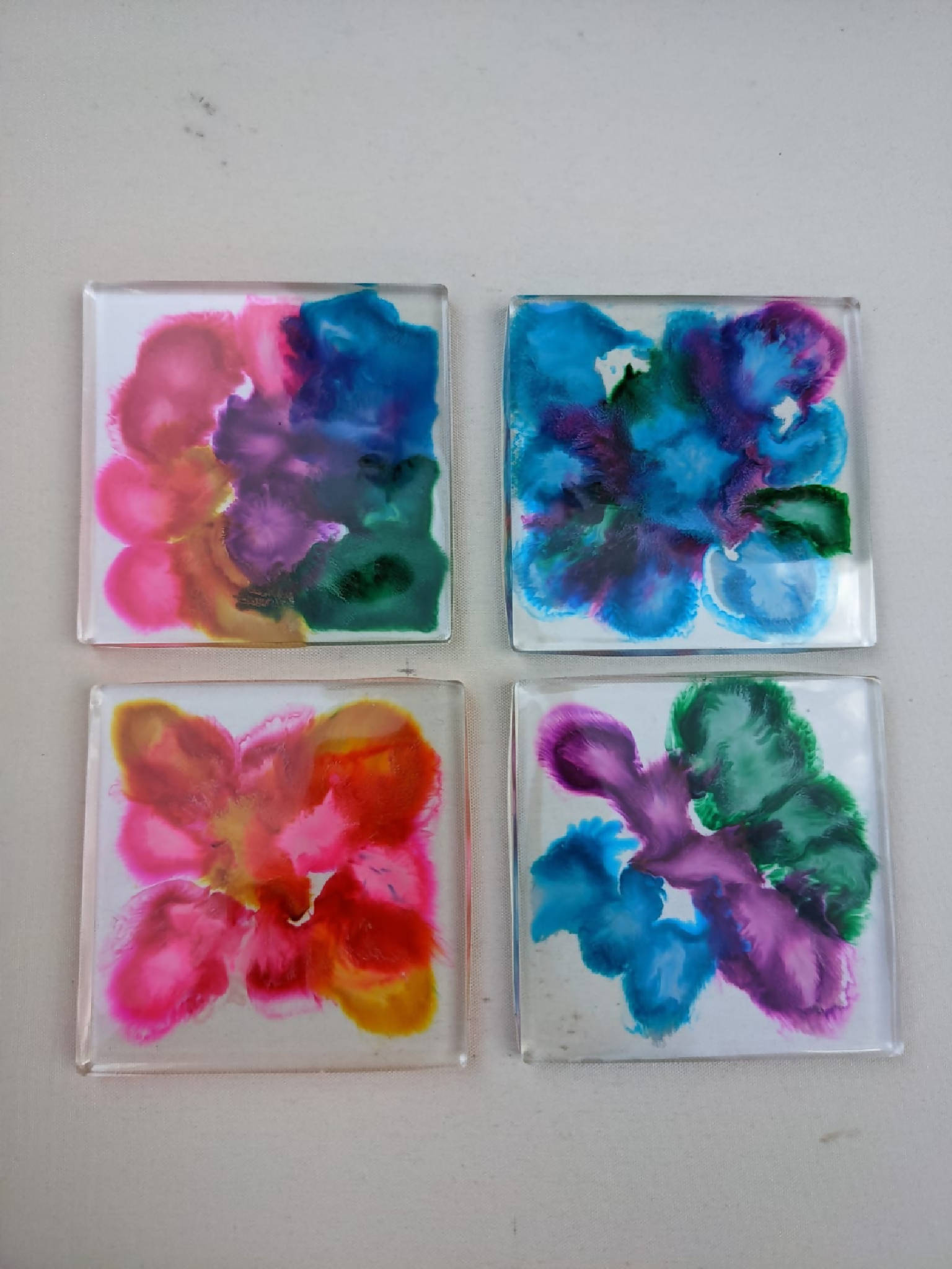 4x Resin alcohol ink coasters and stand