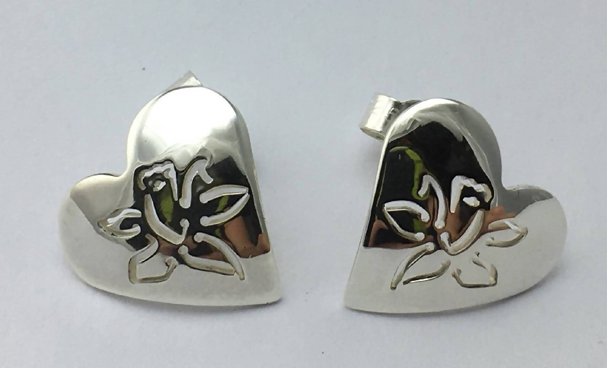 Heart shaped stud earrings with single Daffodil design